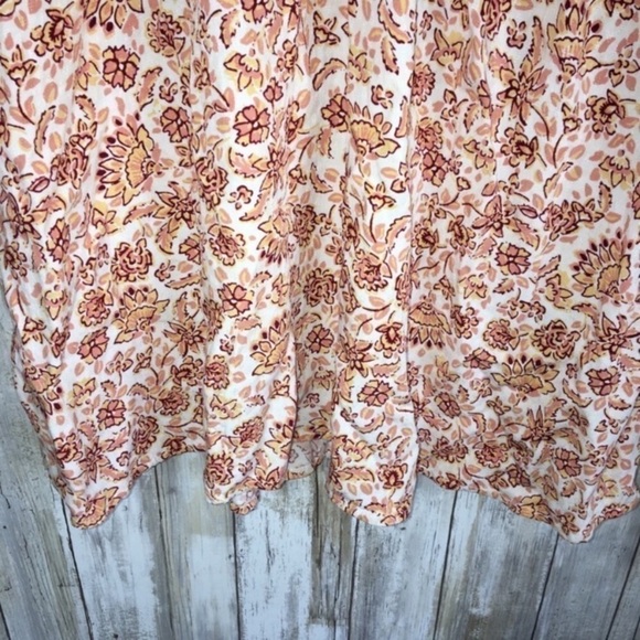 NWT Ingrid & Isabel Floral Tie Neck Blouse - Picture 3 of 5